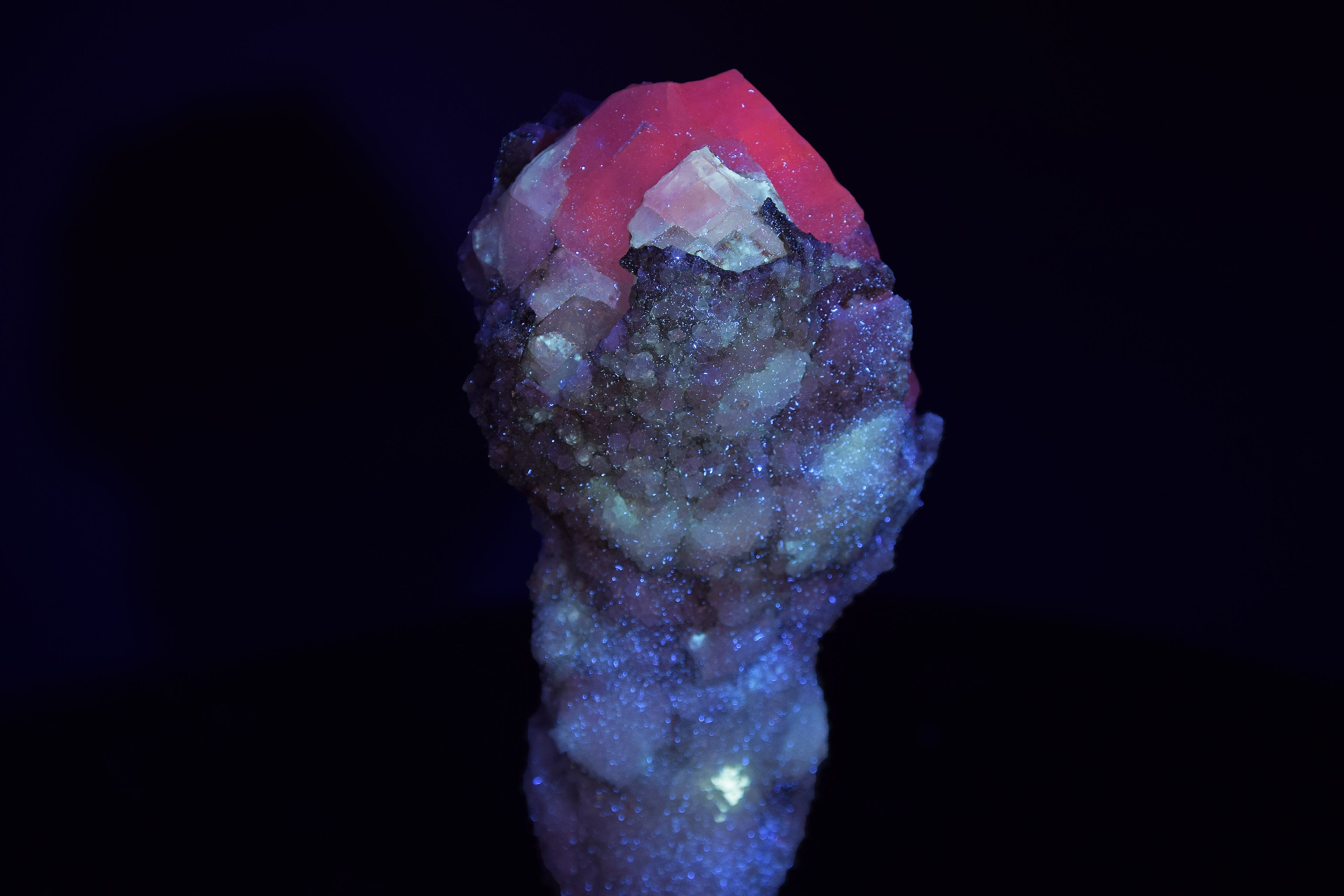 Calcite (UV) & Quartz - Lesotho (Large Cabinet; 16.5 x 7.5 x 6.4 cm; 597 g)