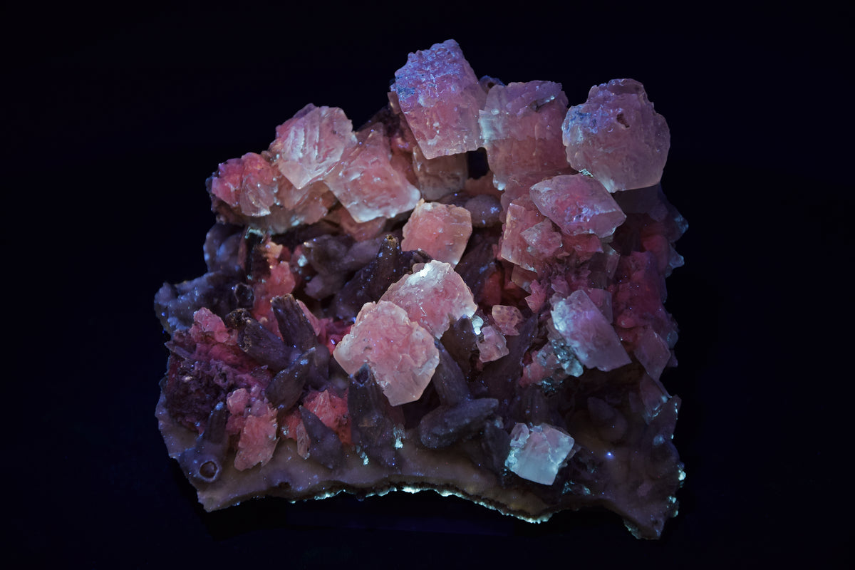 Calcite (UV) & Quartz sur pseudomorphes de calcite - Lesotho (Cabinet; 11.4 x 10.2 x 8.4 cm; 681 g)