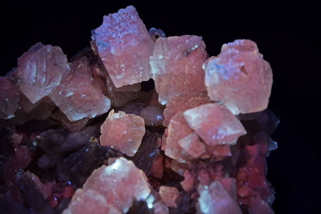 Calcite (UV) & Quartz sur pseudomorphes de calcite - Lesotho (Cabinet; 11.4 x 10.2 x 8.4 cm; 681 g)