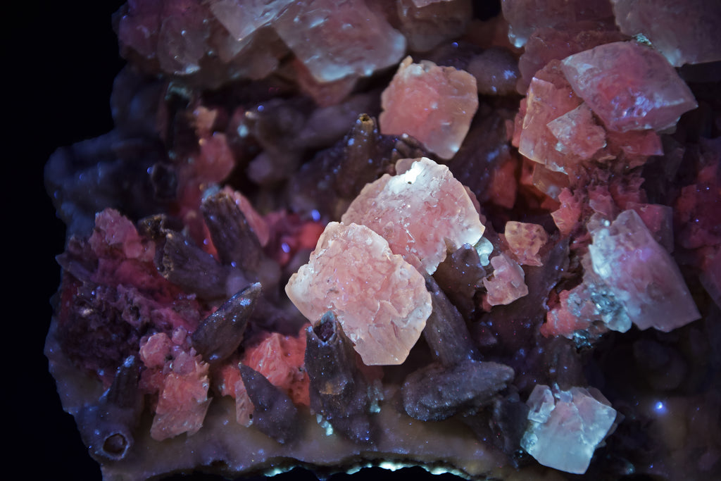 Calcite (UV) & Quartz sur pseudomorphes de calcite - Lesotho (Cabinet; 11.4 x 10.2 x 8.4 cm; 681 g)