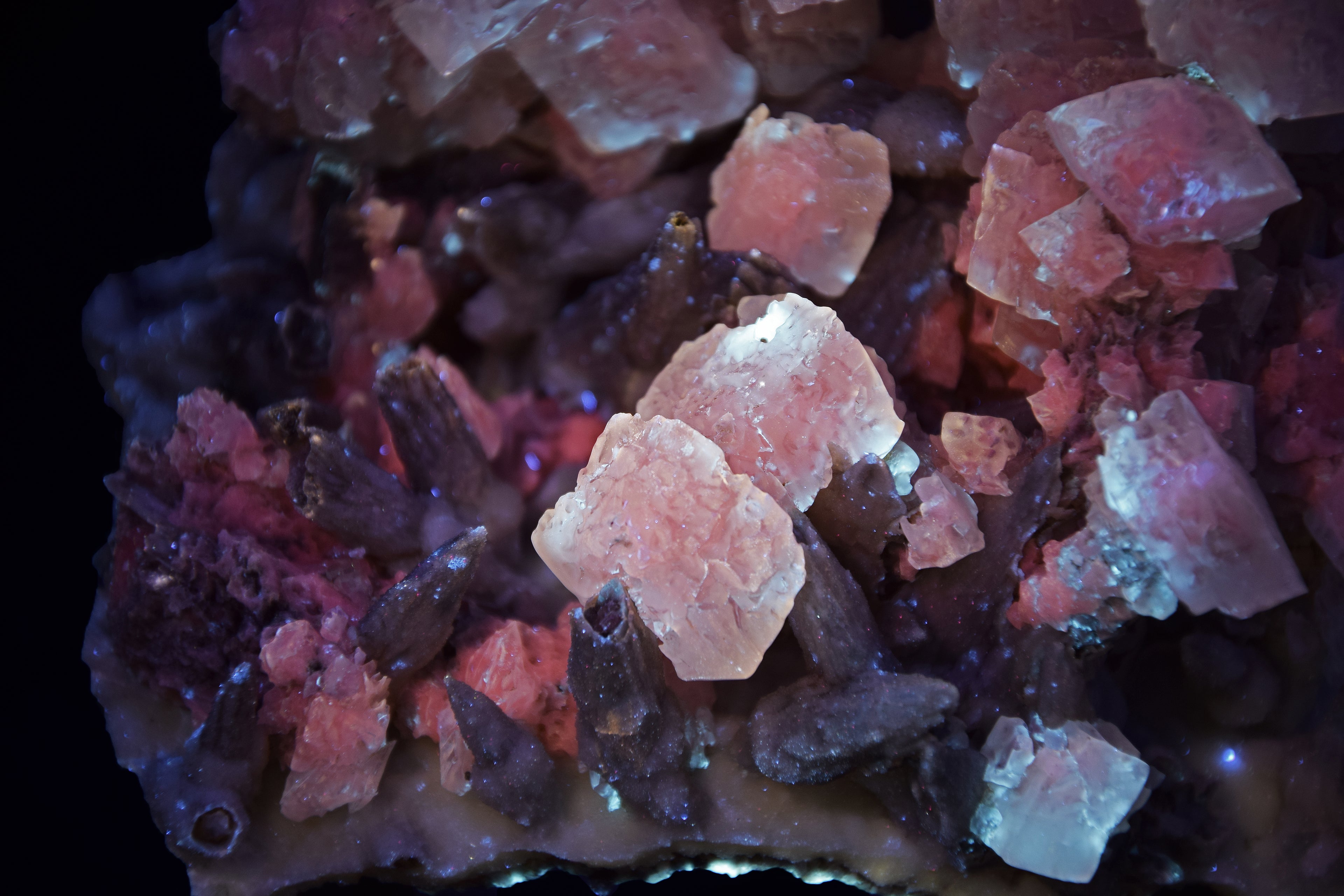 Calcite (UV) & Quartz sur pseudomorphes de calcite - Lesotho (Cabinet; 11.4 x 10.2 x 8.4 cm; 681 g)