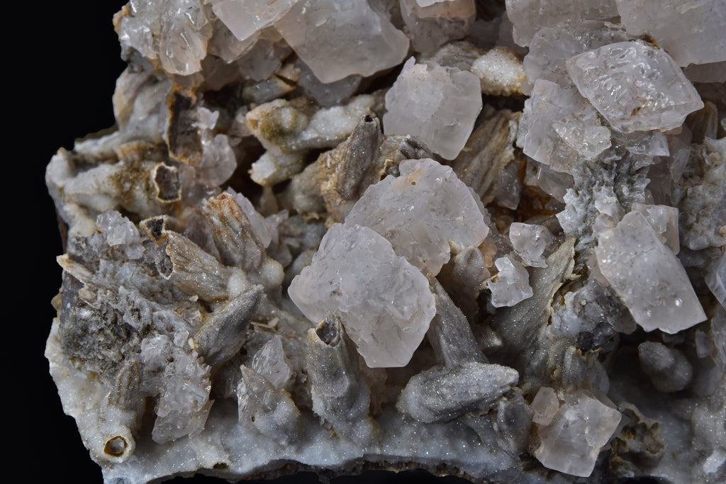 Calcite (UV) & Quartz sur pseudomorphes de calcite - Lesotho (Cabinet; 11.4 x 10.2 x 8.4 cm; 681 g)