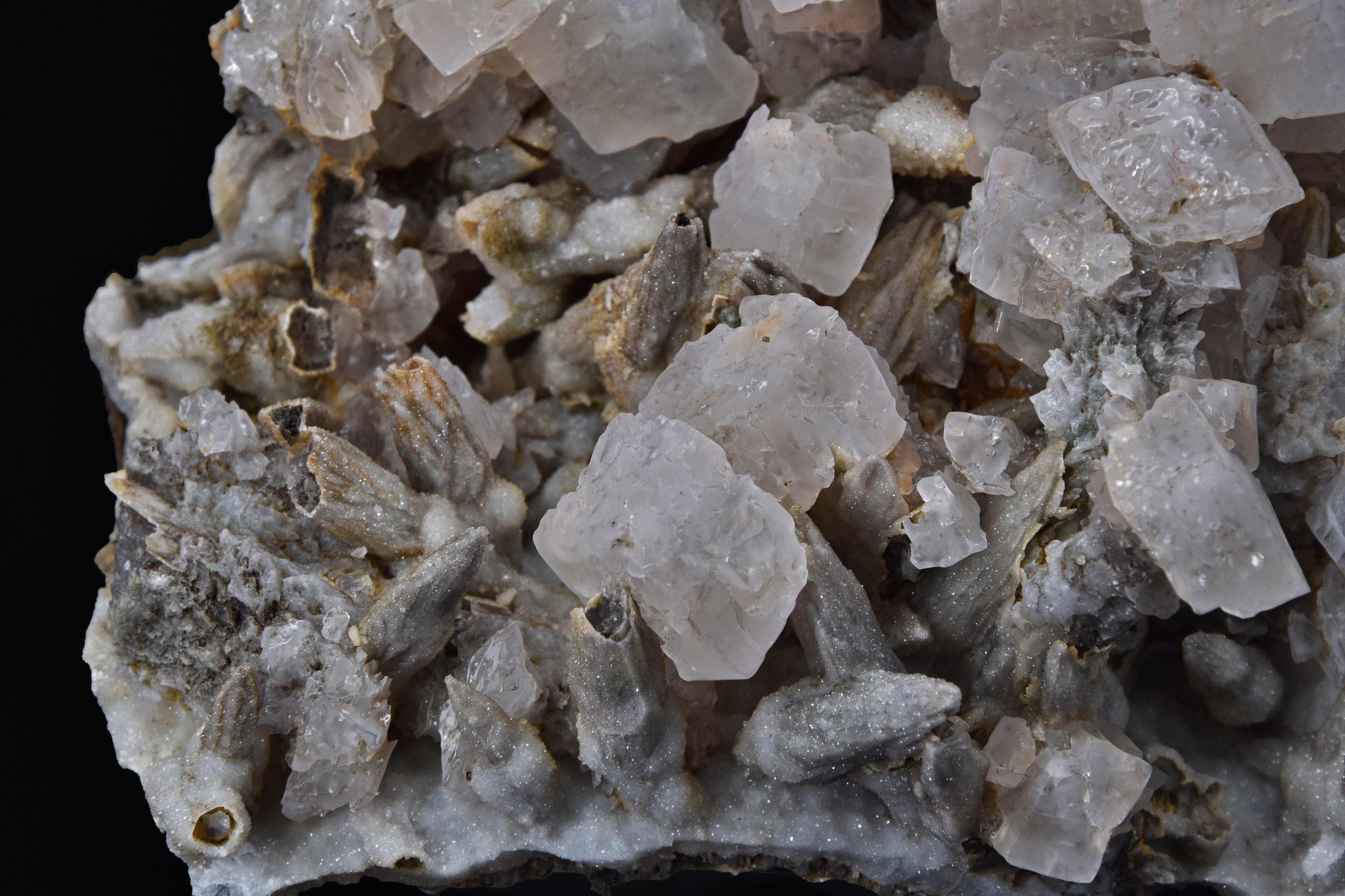 Calcite (UV) & Quartz sur pseudomorphes de calcite - Lesotho (Cabinet; 11.4 x 10.2 x 8.4 cm; 681 g)