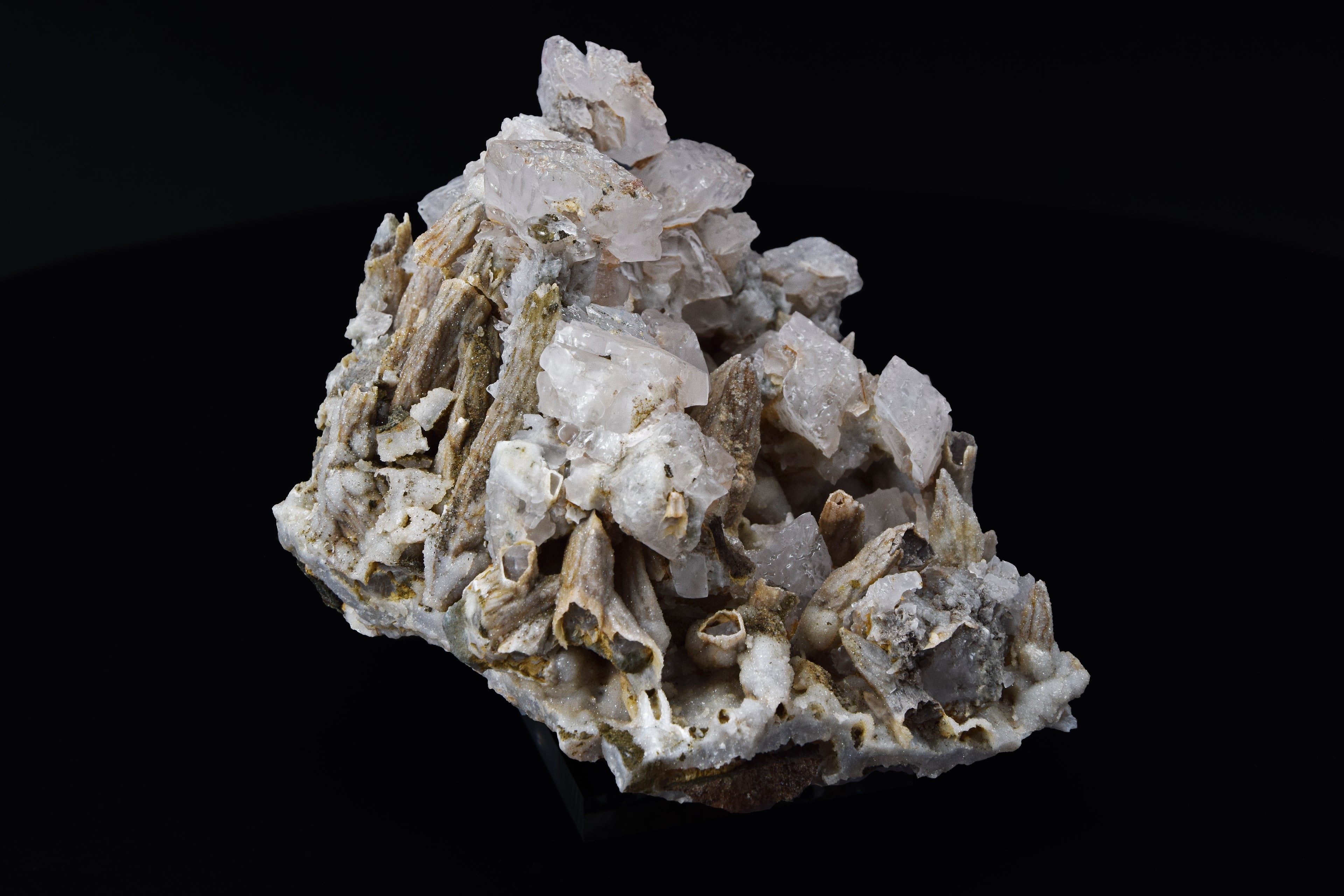 Calcite (UV) & Quartz sur pseudomorphes de calcite - Lesotho (Cabinet; 11.4 x 10.2 x 8.4 cm; 681 g)