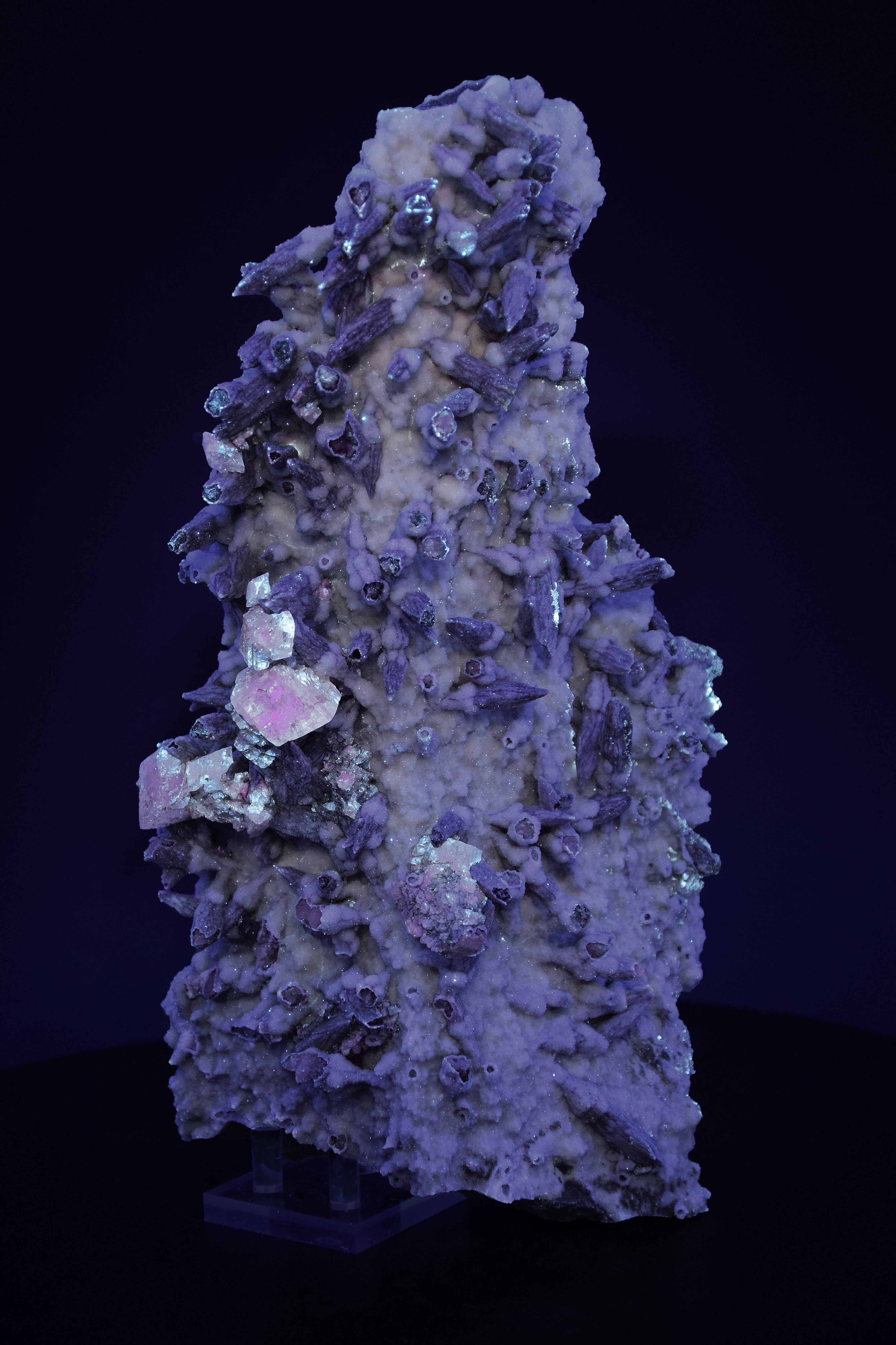 Calcite (UV) & Quartz sur pseudomorphes de calcite - Lesotho (Very Large Cabinet; 30 x 15.5 x 8.5 cm; 2724 g)