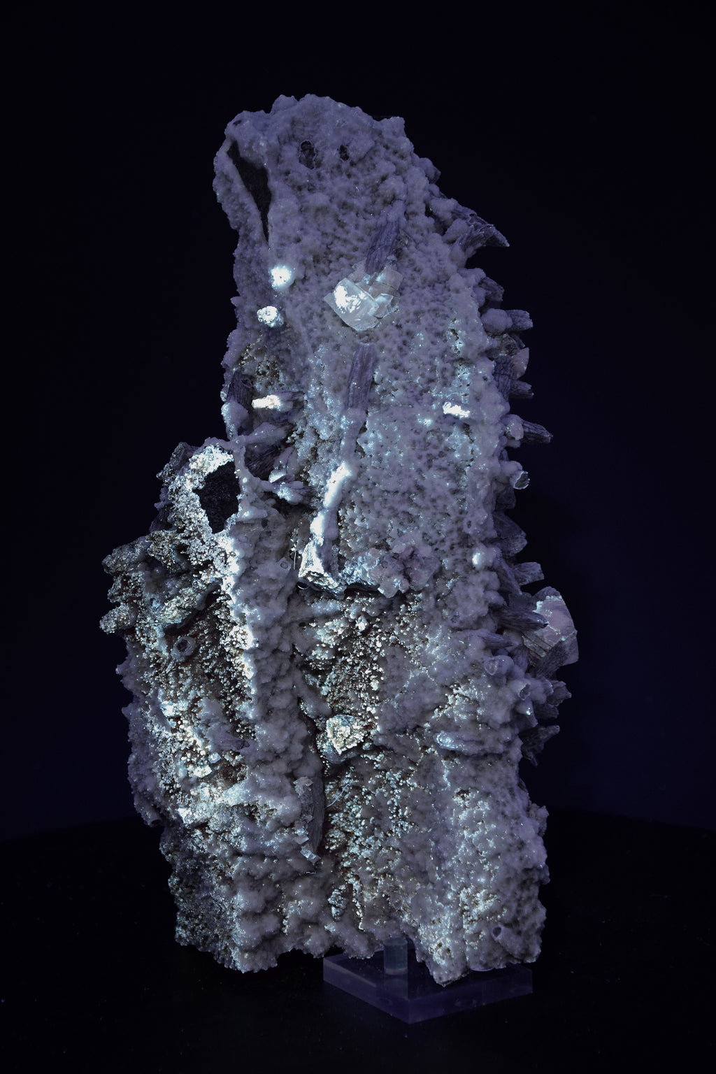 Calcite (UV) & Quartz sur pseudomorphes de calcite - Lesotho (Very Large Cabinet; 30 x 15.5 x 8.5 cm; 2724 g)