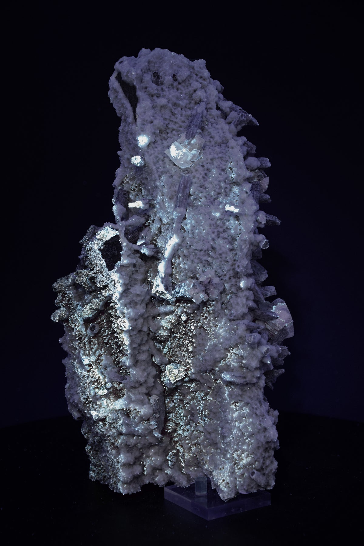 Calcite (UV) & Quartz sur pseudomorphes de calcite - Lesotho (Very Large Cabinet; 30 x 15.5 x 8.5 cm; 2724 g)
