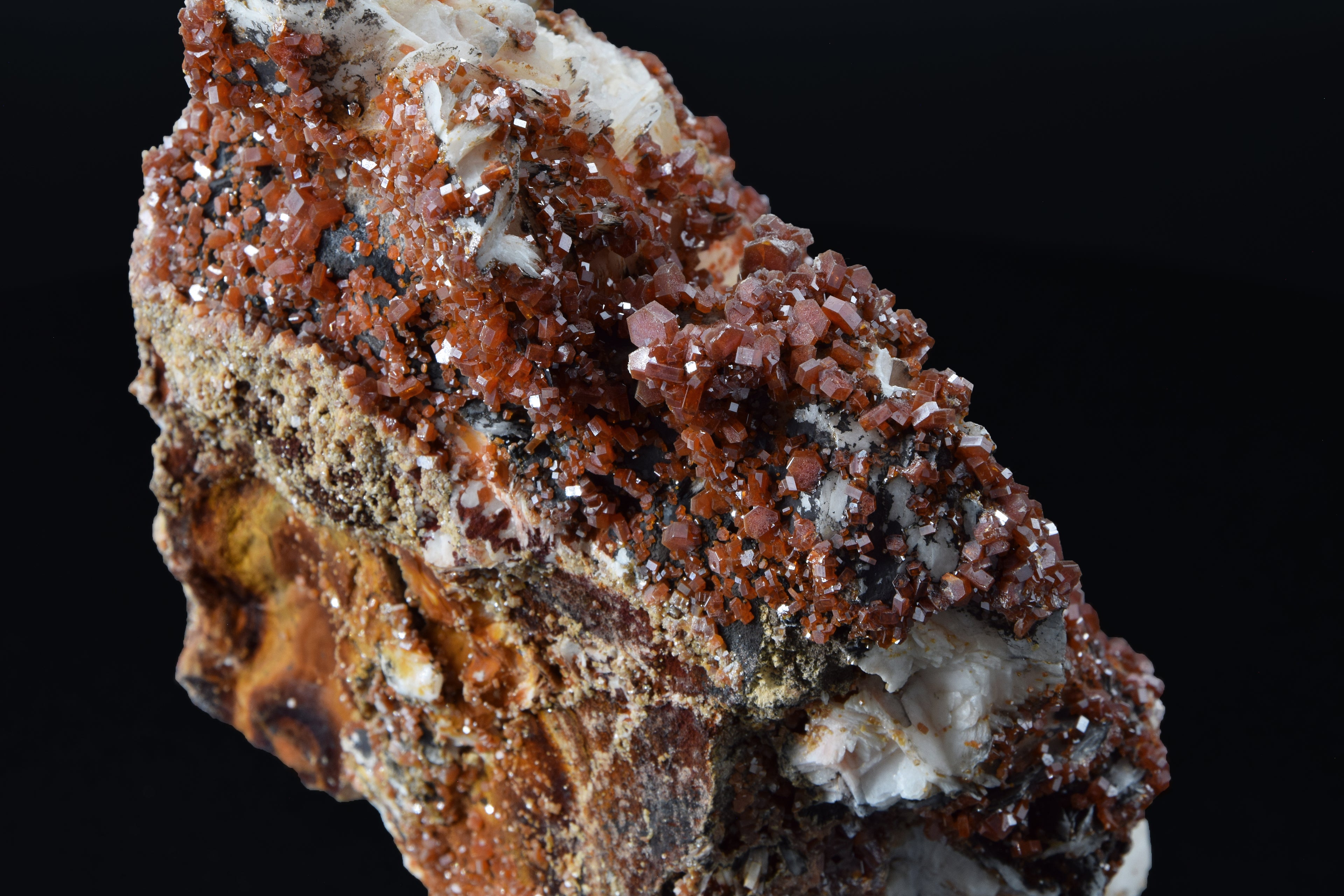 Vanadinite sur Baryte - Maroc (Large cabinet; 15 x 11 x 8 cm; 1744 g)