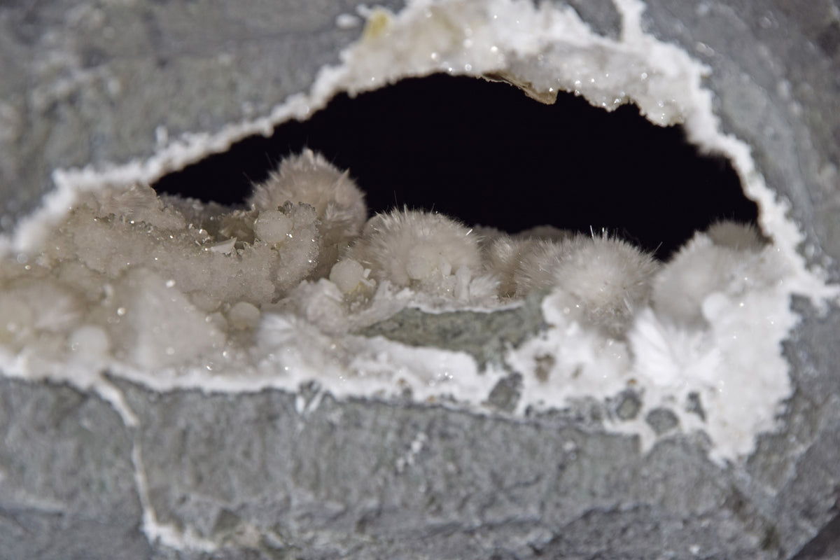 Okénite, gyrolite, laumontite, quartz, calcite - Inde (Very Large Cabinet; 28 x 18 x 16 cm; 7.2 kg)