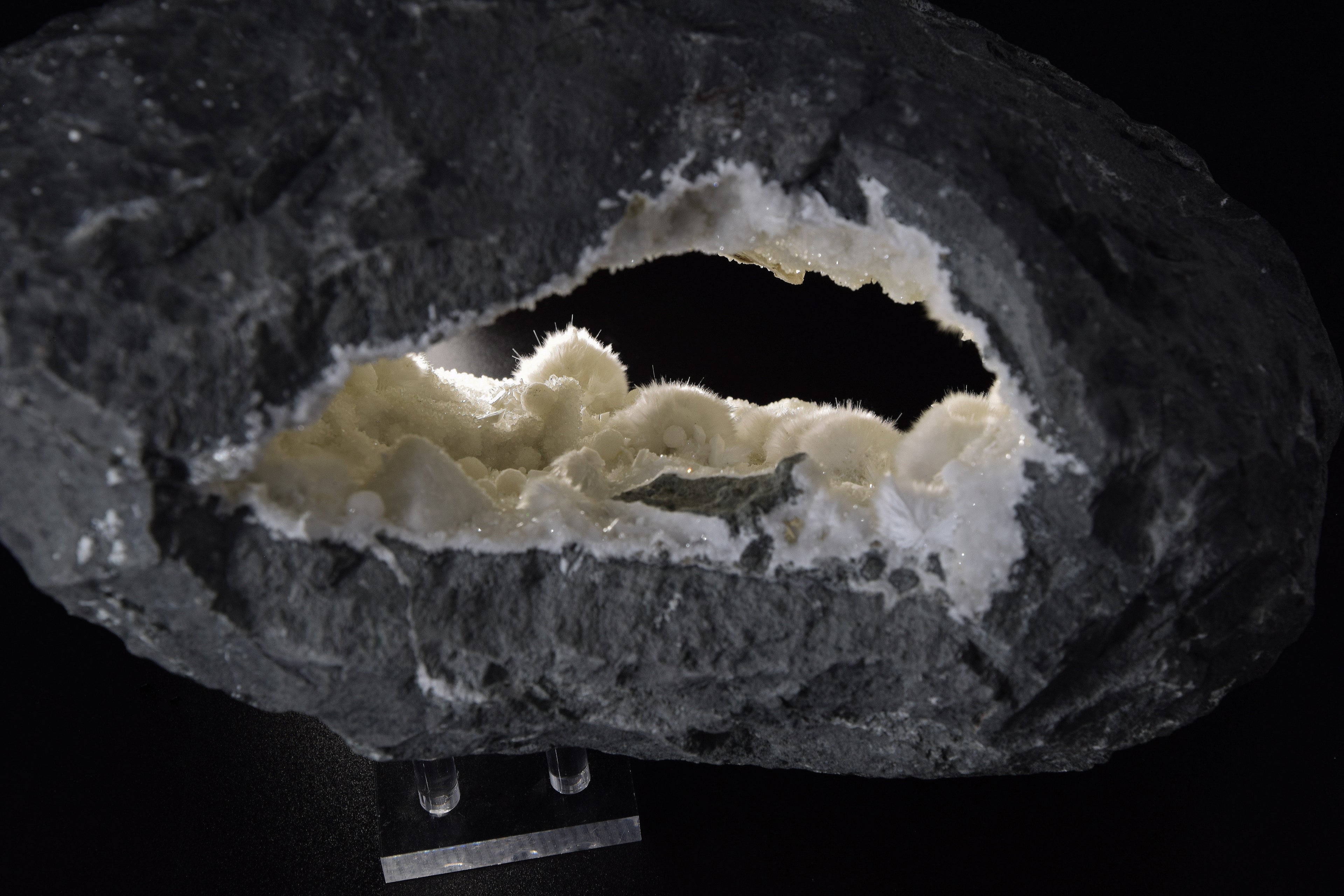 Okénite, gyrolite, laumontite, quartz, calcite - Inde (Very Large Cabinet; 28 x 18 x 16 cm; 7.2 kg)