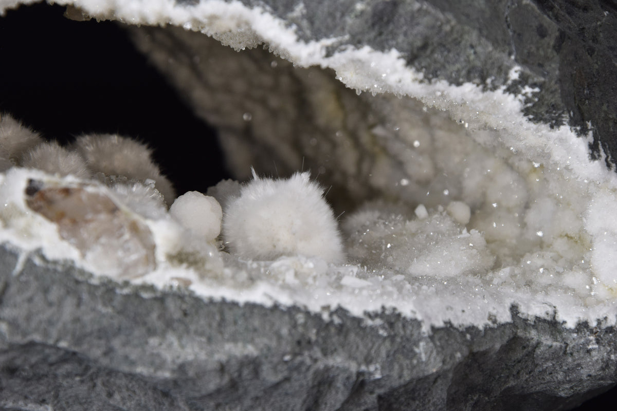 Okénite, gyrolite, laumontite, quartz, calcite - Inde (Very Large Cabinet; 28 x 18 x 16 cm; 7.2 kg)