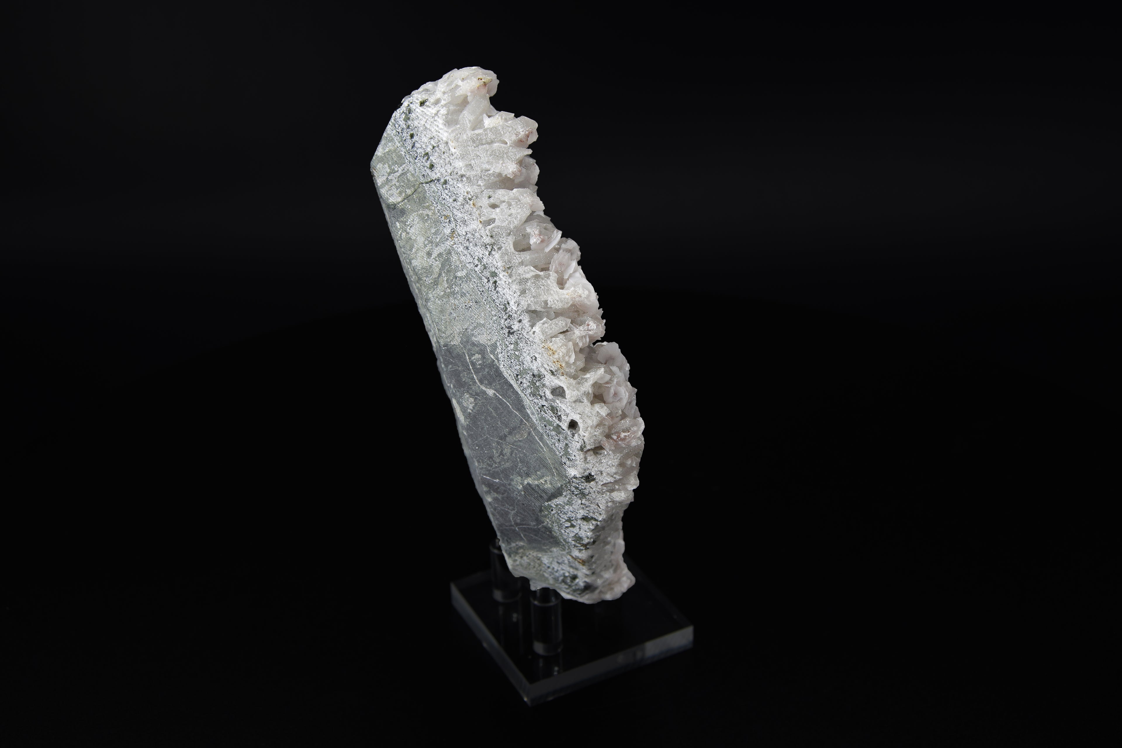 Calcite (UV) sur Quartz - Chine (Large Cabinet; 15 x 13 x 4 cm; 817 g)