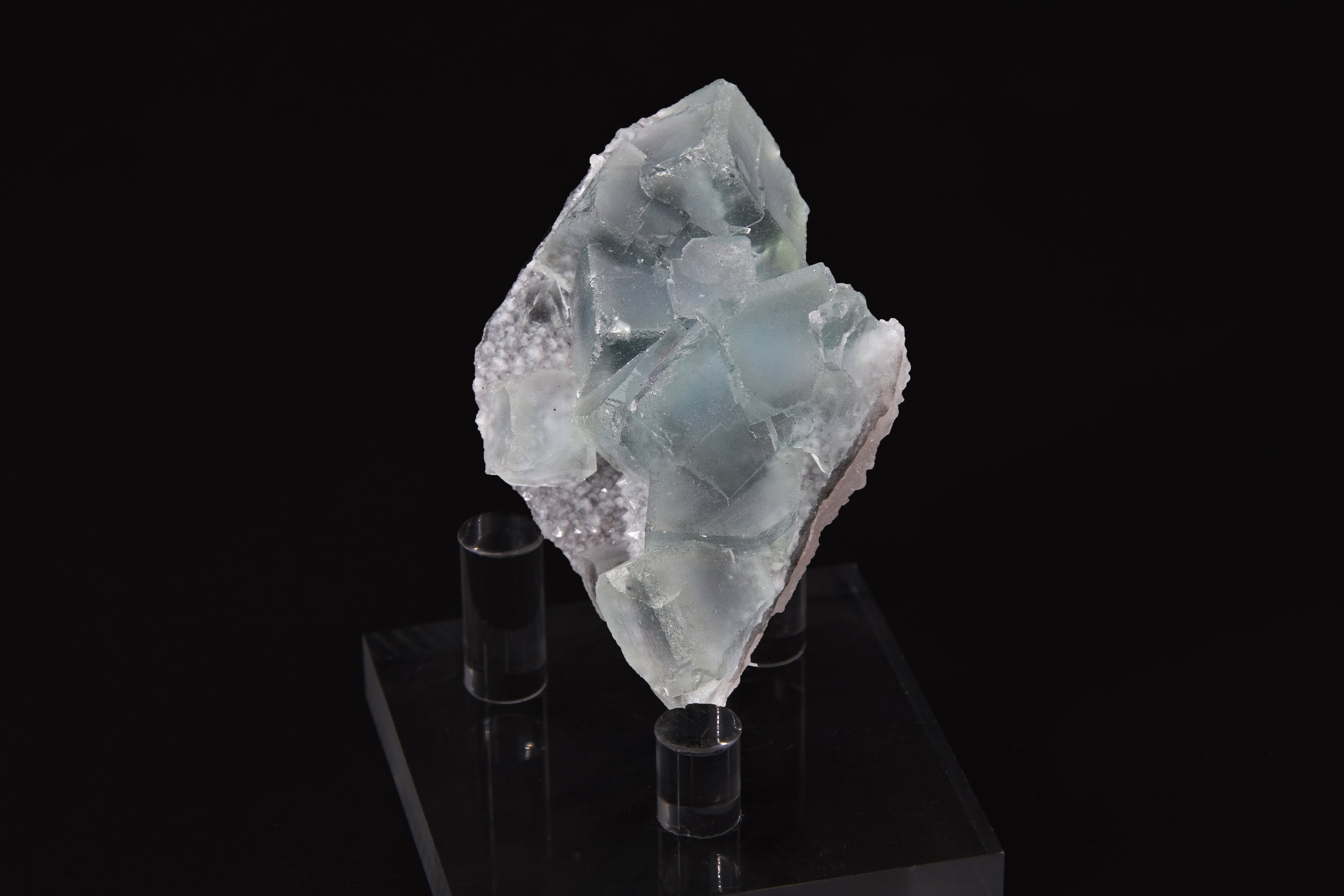 Fluorite sur Quartz - Chine (Small Cabinet; 6 x 4 x 3 cm; 56 g)