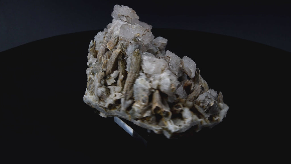 Calcite (UV) & Quartz sur pseudomorphes de calcite - Lesotho (Cabinet; 11.4 x 10.2 x 8.4 cm; 681 g)