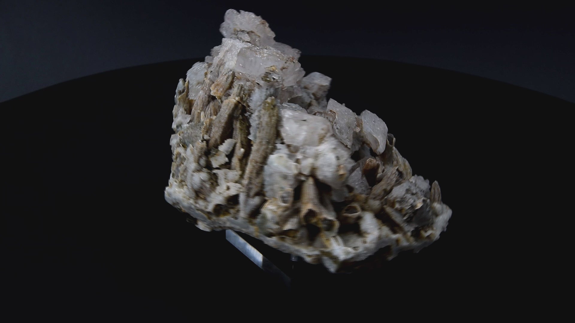 Calcite (UV) & Quartz sur pseudomorphes de calcite - Lesotho (Cabinet; 11.4 x 10.2 x 8.4 cm; 681 g)